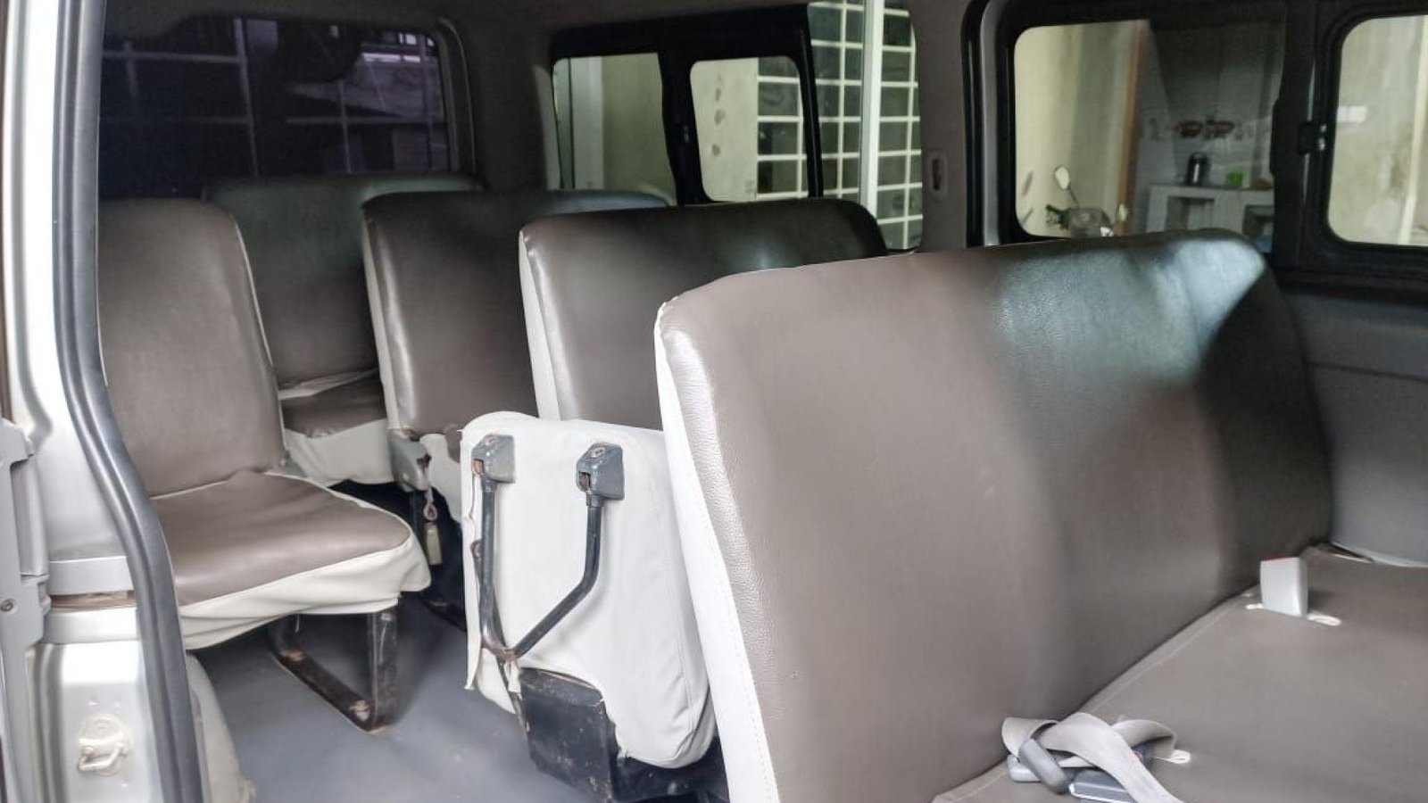 MINI BUS BZ 0188 RB (pour une location au nord du Bénin)