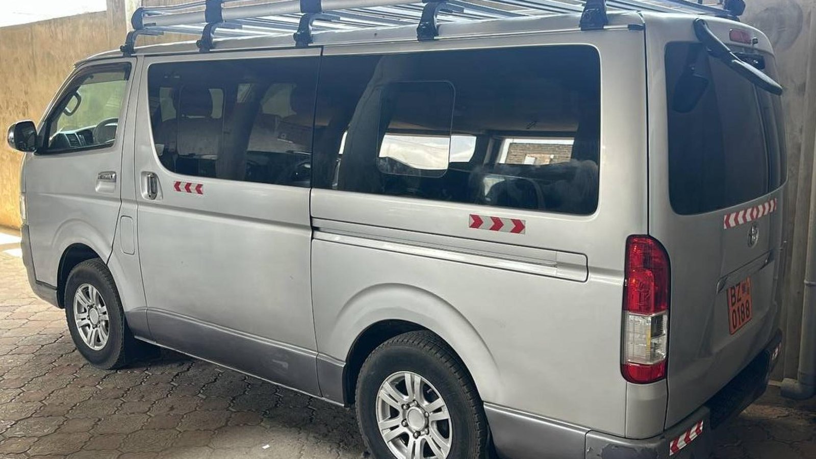 MINI BUS BZ 0188 RB (pour une location au nord du Bénin)