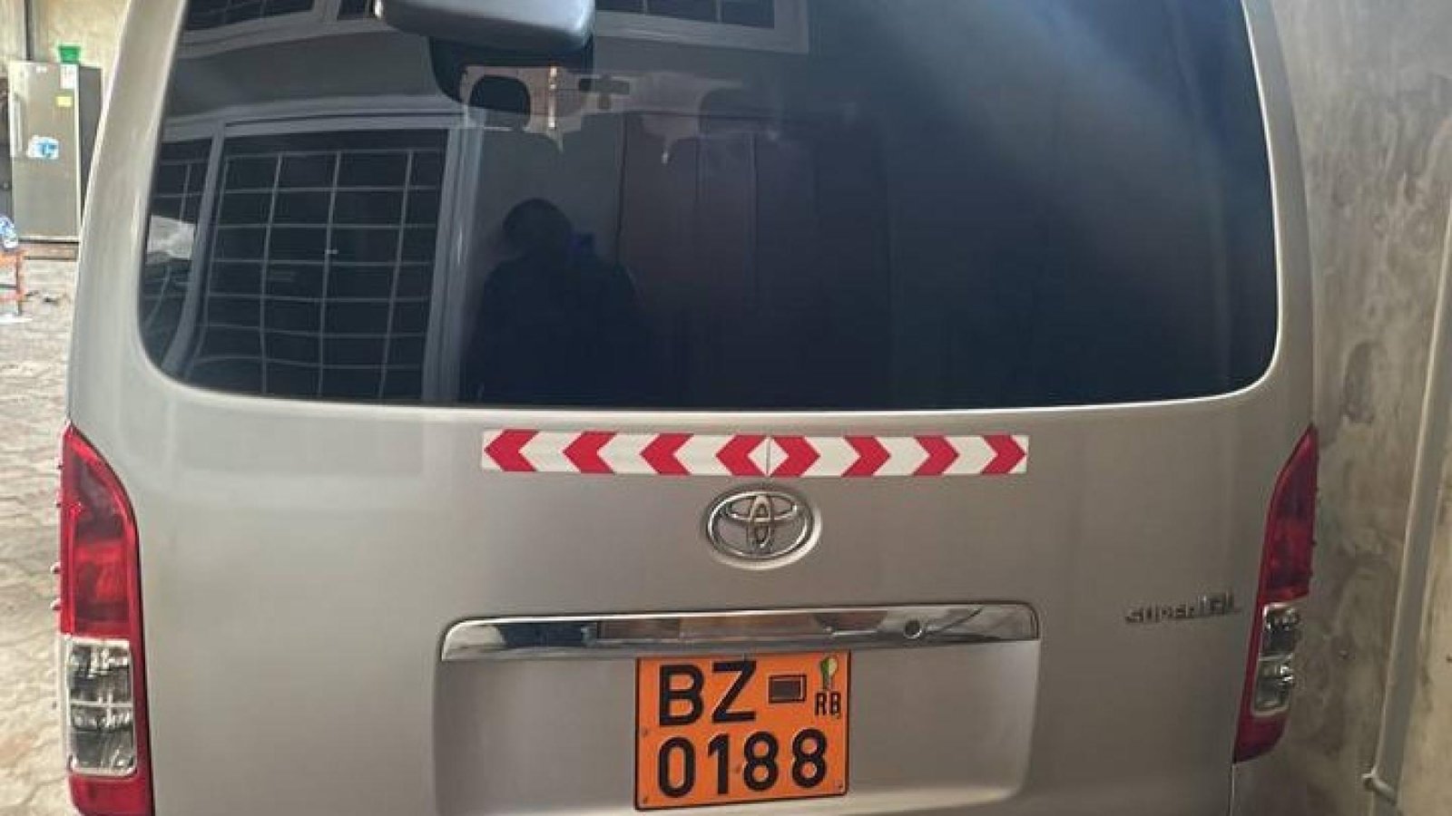 MINI BUS BZ 0188 RB (pour une location au nord du Bénin)