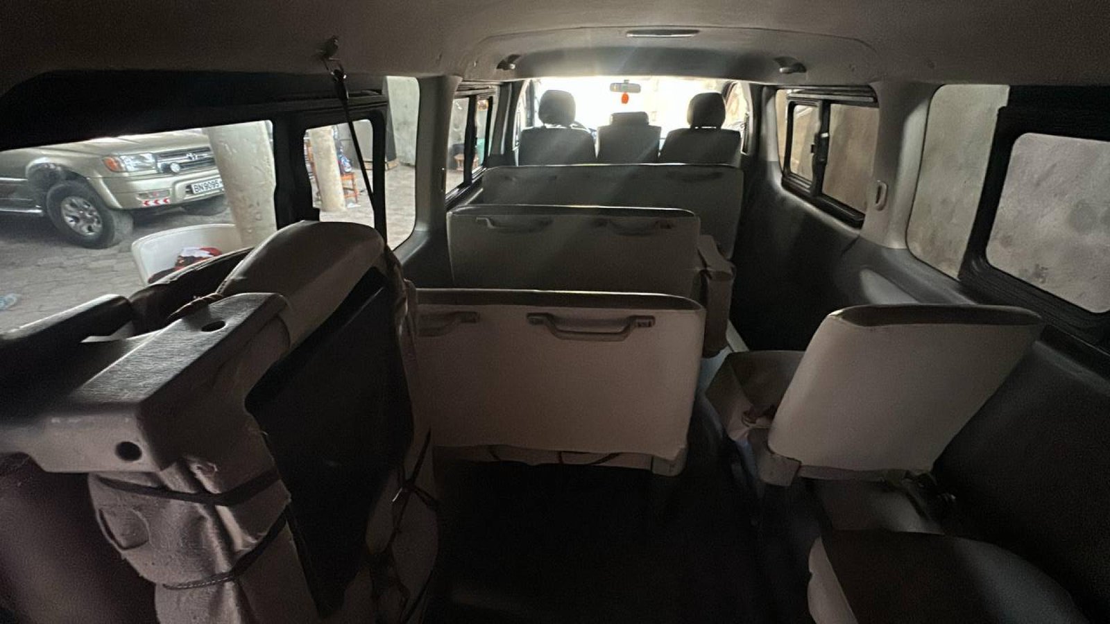 MINI BUS BZ 0188 RB (pour une location au nord du Bénin)