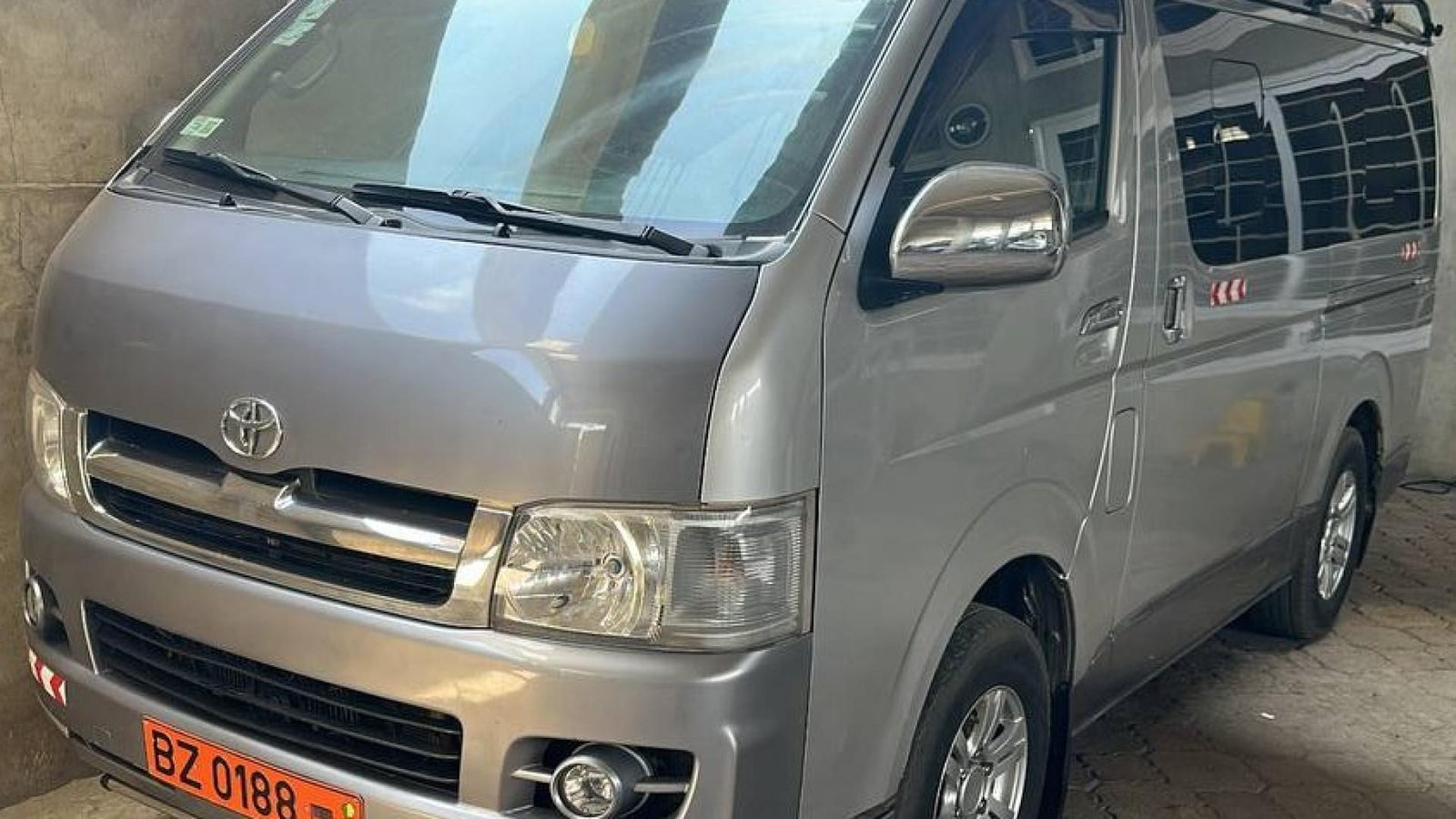 MINI BUS BZ 0188 RB (pour une location au nord du Bénin)