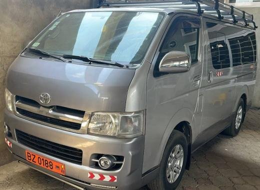 MINI BUS BZ 0188 RB (pour une location au nord du Bénin)