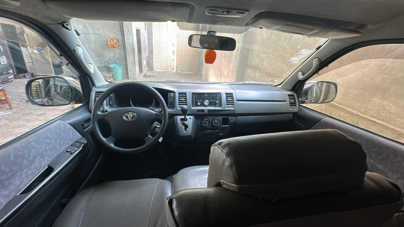 MINI BUS BZ 0188 RB (pour une location au nord du Bénin)