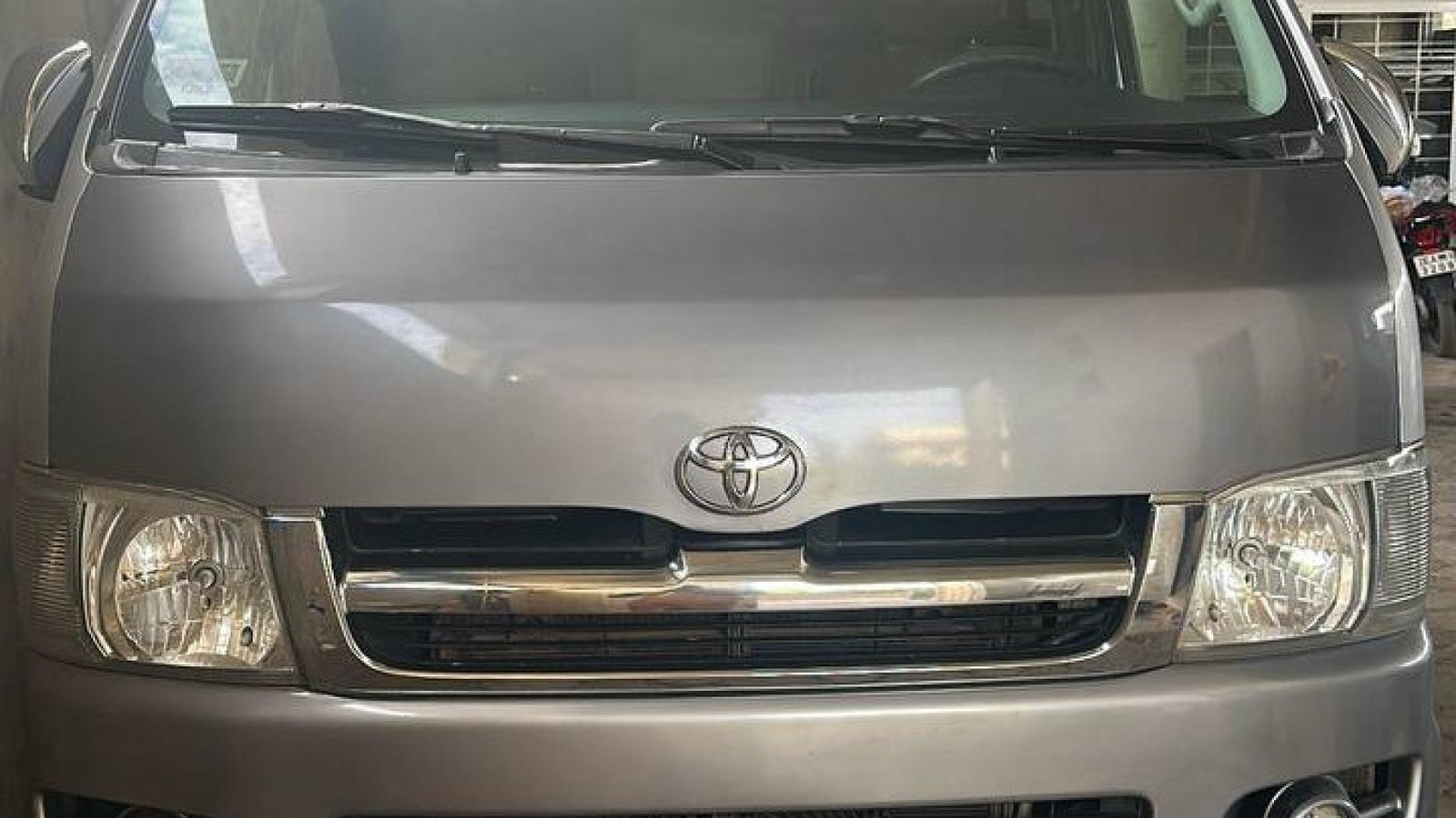 MINI BUS BZ 0188 RB (pour une location au nord du Bénin)